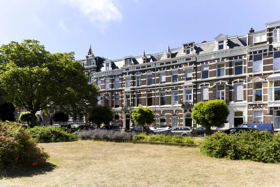 Klassiek herenpand met kantoorruimte aan het Sweelinckplein in Den Haag met uitzicht op een groen plantsoen.