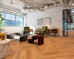 Moderne en sfeervolle kantoorlounge met designmeubels aan de Teleportboulevard 110 in Amsterdam.