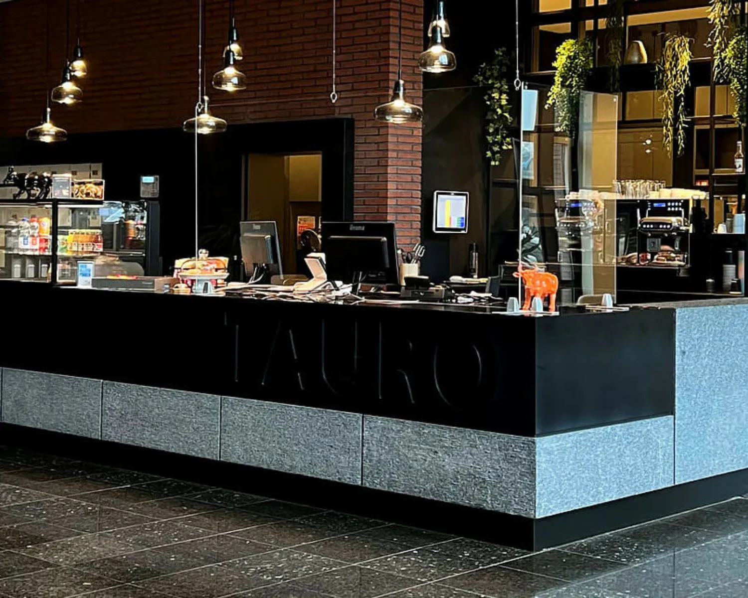 Moderne receptiebalie met koffiehoek in de entree van kantoorruimte aan de Teleportboulevard 110 in Amsterdam.