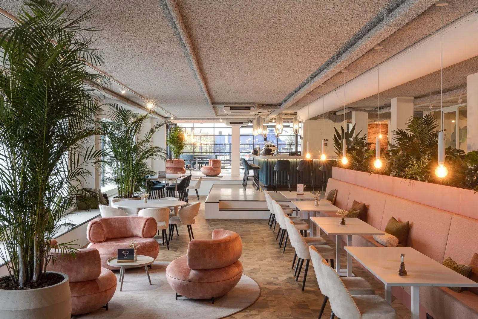 Moderne en sfeervolle kantoorruimte aan de Vanadiumweg 11 in Amersfoort met comfortabele zitplekken, veel groen en een stijlvol interieur.