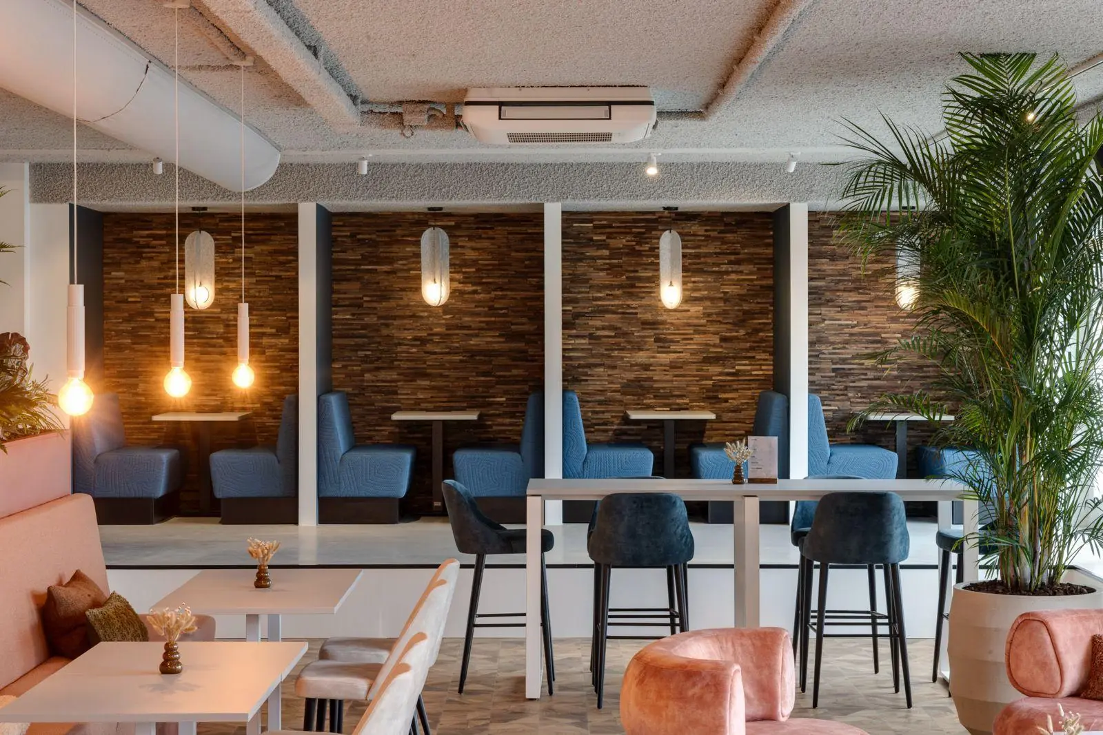 Moderne en sfeervol ingerichte kantoorruimte met zithoeken aan de Vanadiumweg 11 in Amersfoort.