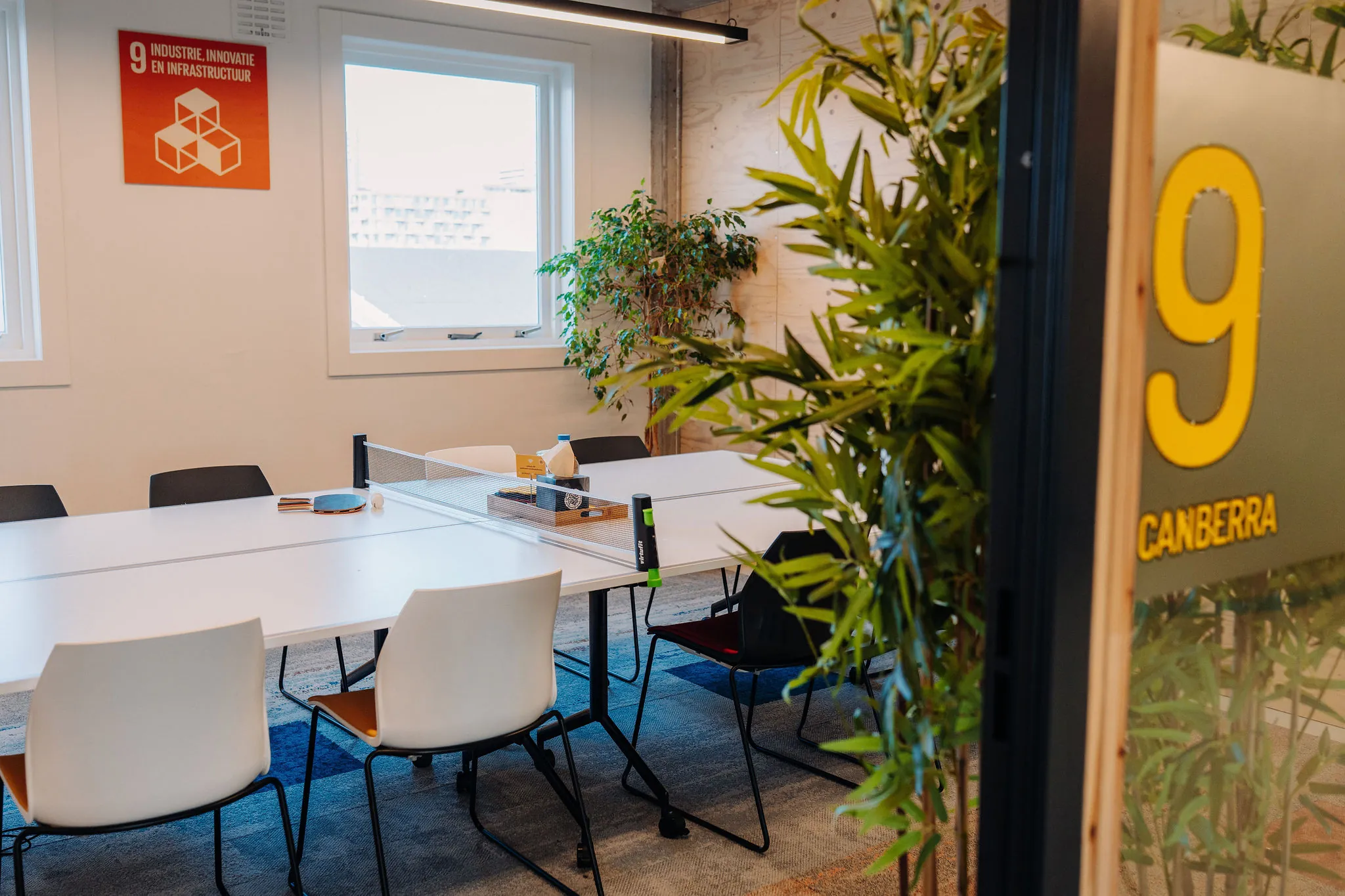 Moderne vergaderruimte in kantoor aan Willem Fenengastraat 18 in Amsterdam, ingericht met een tafel die ook als pingpongtafel dient.