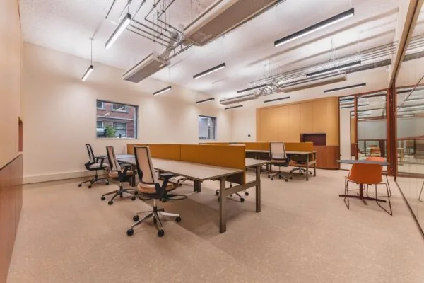 Moderne, lichte kantoorruimte met werkplekken en bureaustoelen aan de Zeestraat 70 in Den Haag.