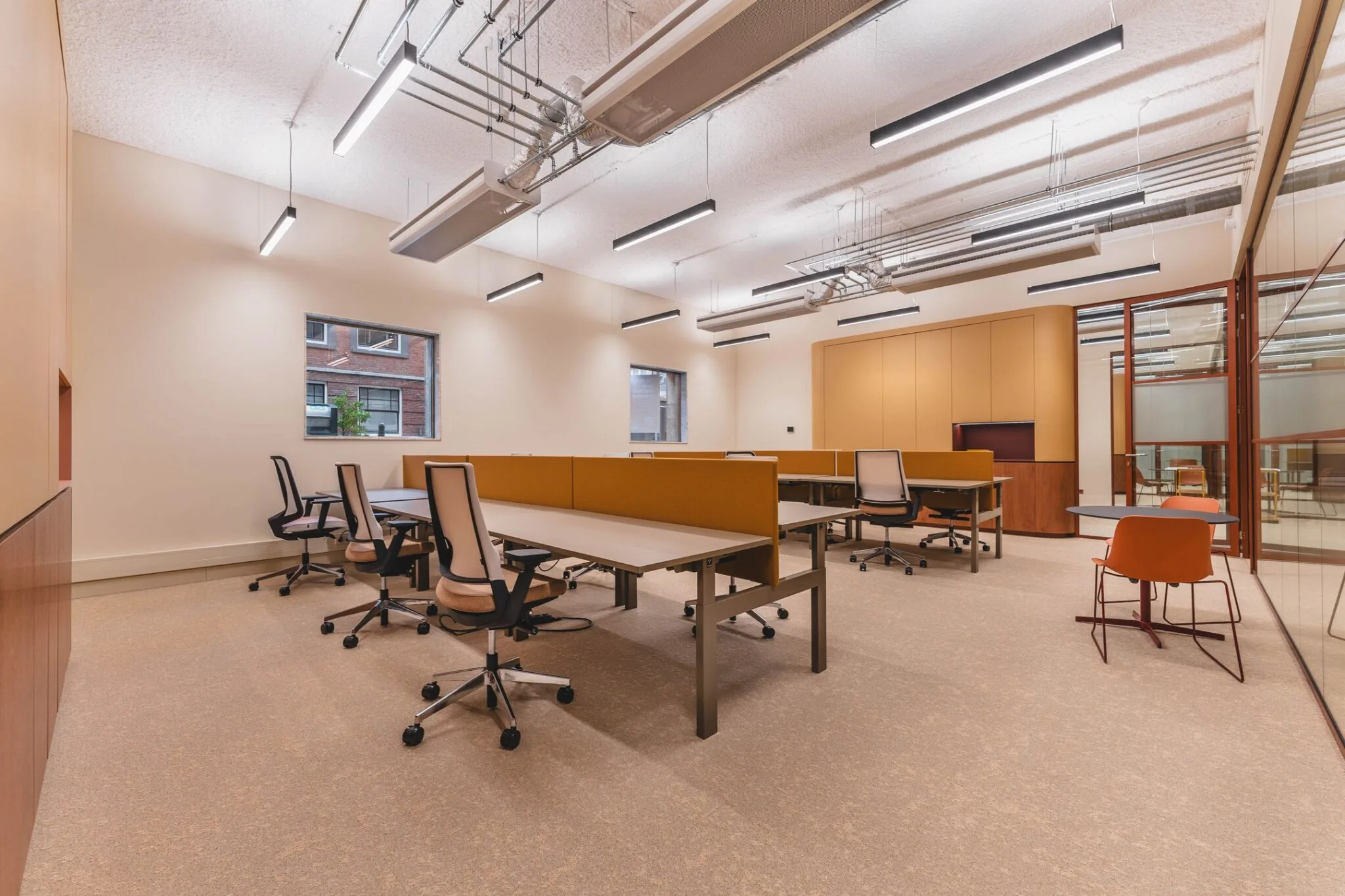 Moderne, lichte kantoorruimte met werkplekken en bureaustoelen aan de Zeestraat 70 in Den Haag.