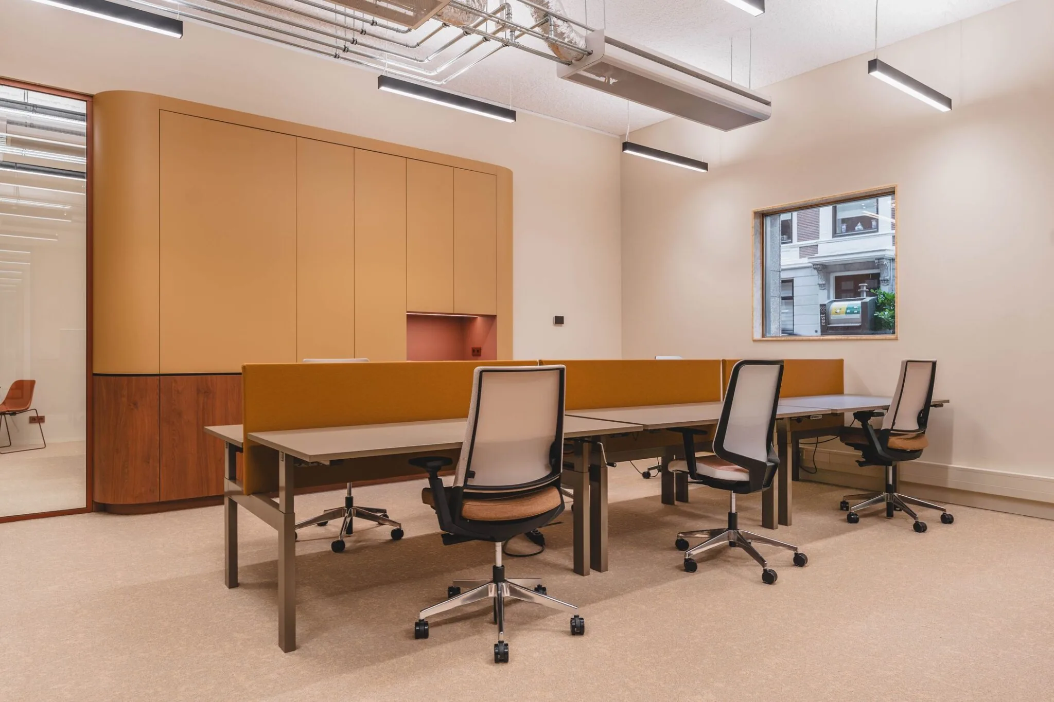 Moderne gedeelde kantoorruimte met bureaus en ergonomische stoelen aan de Zeestraat 70 in Den Haag.