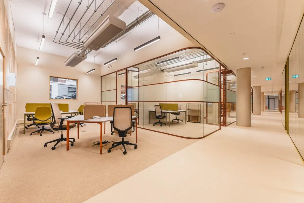 Moderne kantoorruimte aan de Zeestraat 70 in Den Haag met flexibele werkplekken en glazen vergaderruimtes.