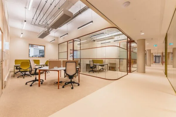 Moderne kantoorruimte aan de Zeestraat 70 in Den Haag met flexibele werkplekken en glazen vergaderruimtes.