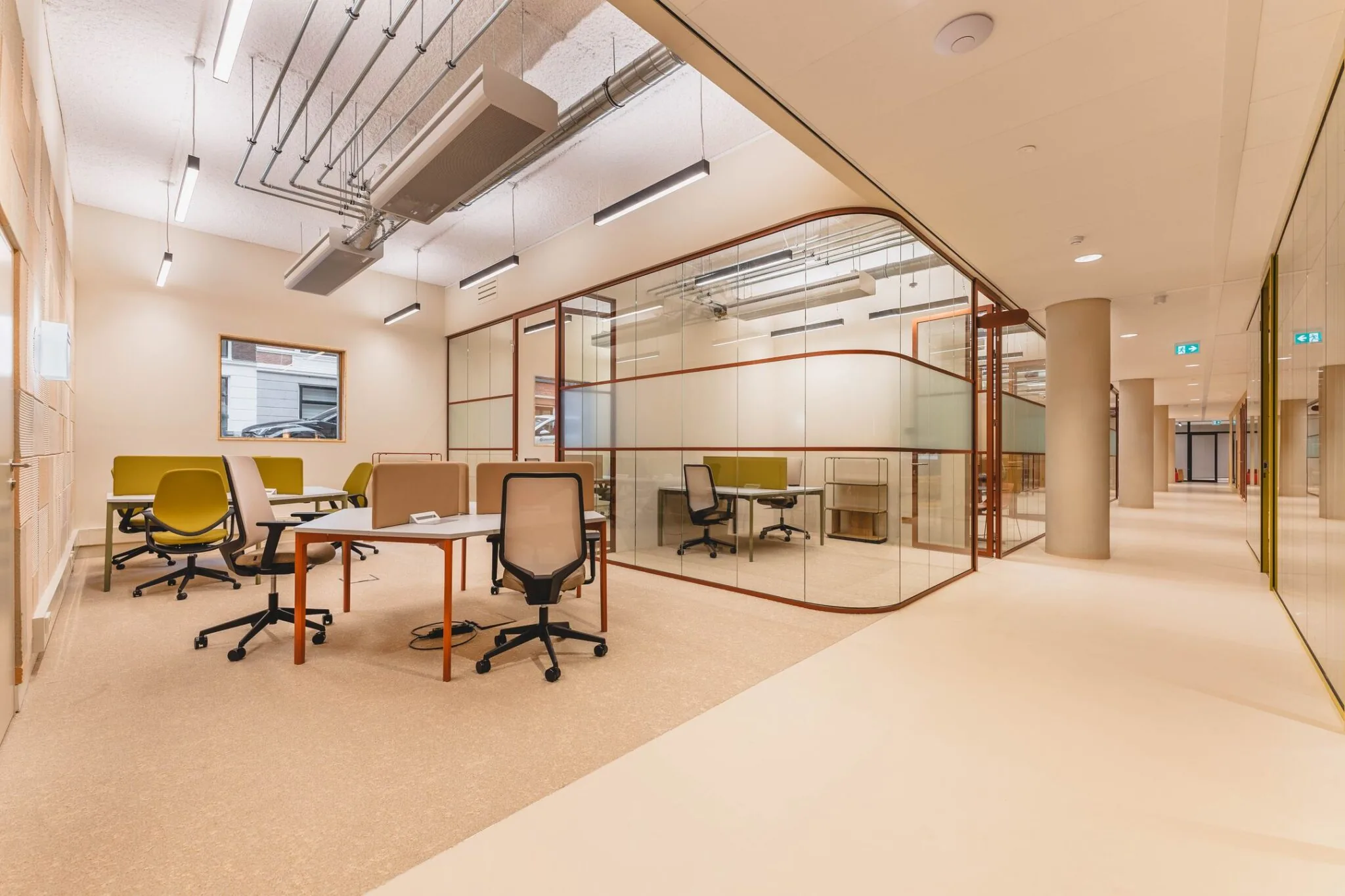 Moderne kantoorruimte aan de Zeestraat 70 in Den Haag met flexibele werkplekken en glazen vergaderruimtes.