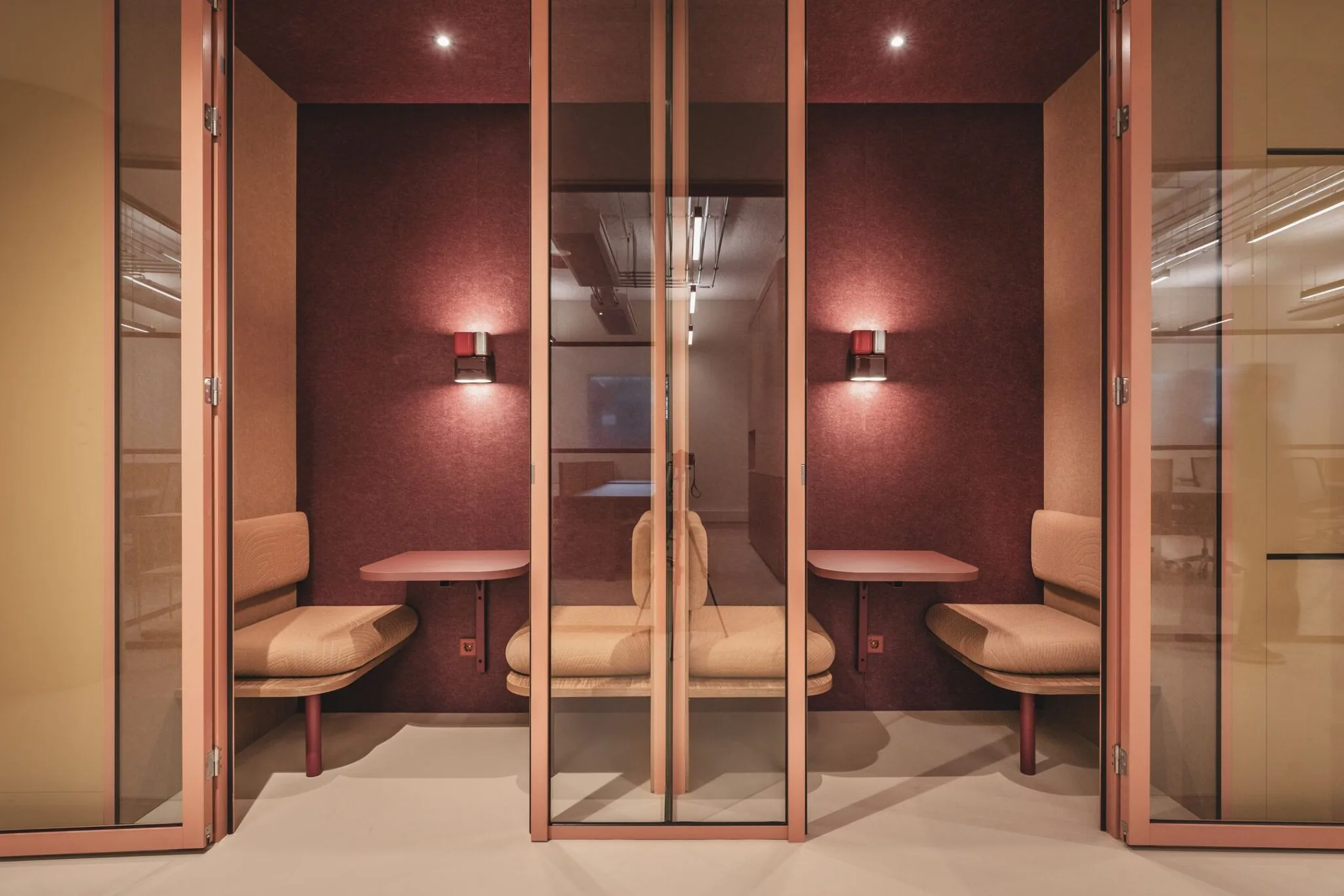 Moderne vergaderruimtes met glazen wanden en sfeervolle verlichting in een kantoor aan de Zeestraat 70 in Den Haag.