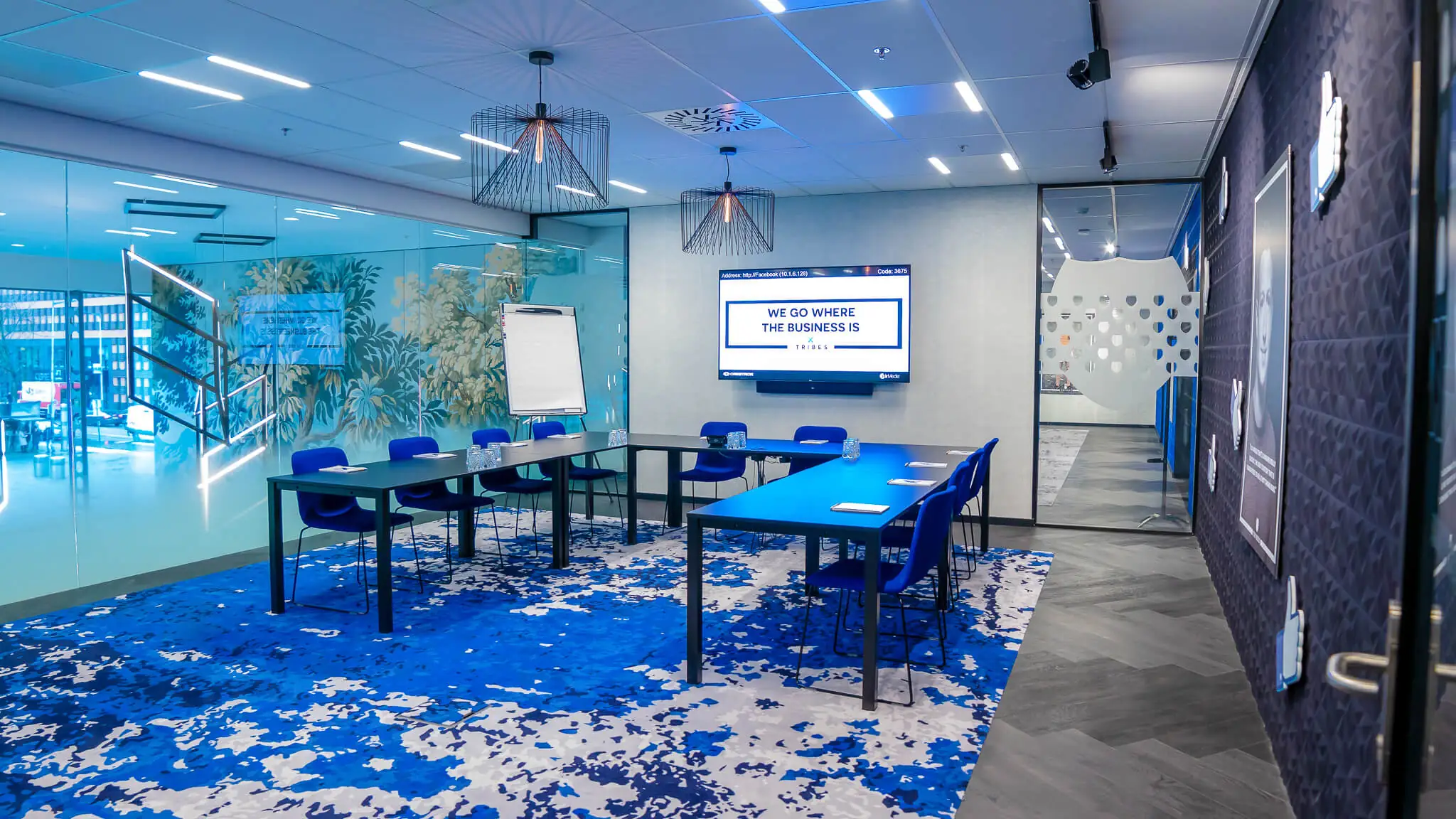 Moderne vergaderruimte in een kantoorruimte te huur in Amsterdam Zuidas met blauwe accenten en presentatiefaciliteiten.