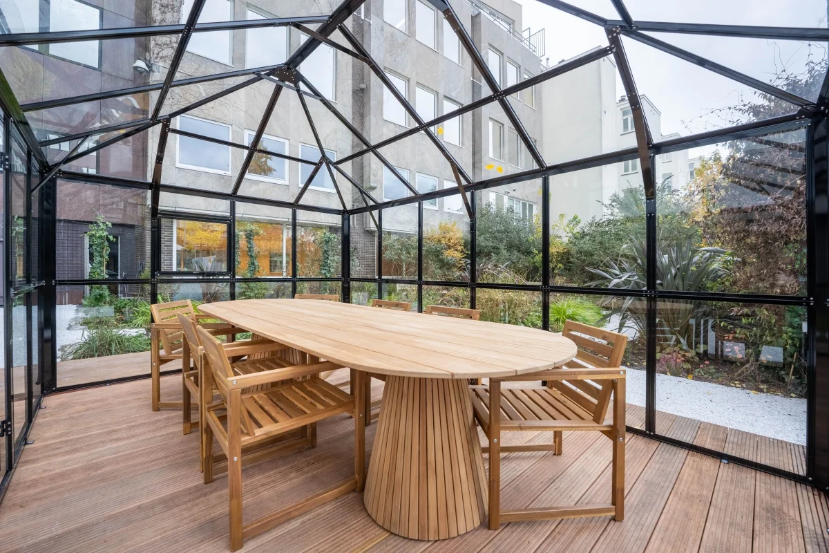 Vergaderruimte in kasstijl met houten tafel en stoelen bij Weesperstraat 107.