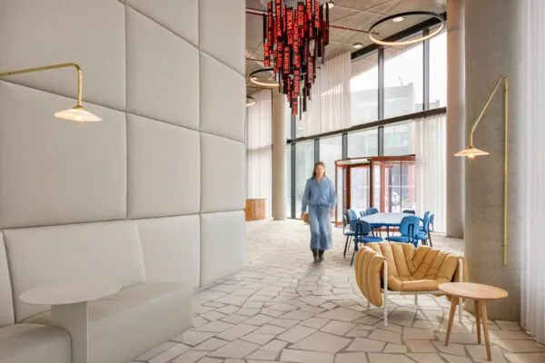 Moderne en lichte kantoorlobby aan de HJE Wenckebachweg 230 in Amsterdam met designmeubilair en grote raampartijen.