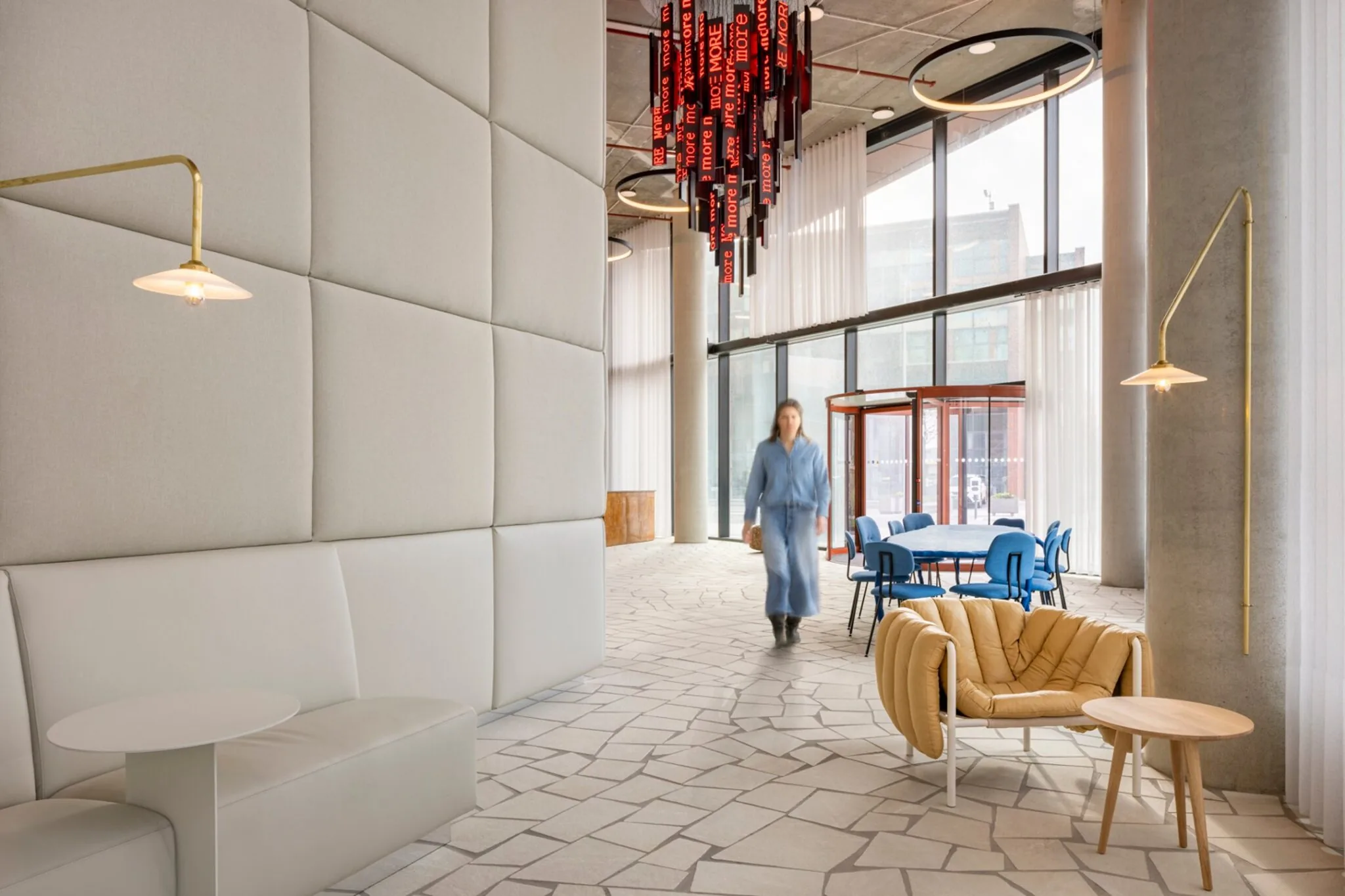 Moderne en lichte kantoorlobby aan de HJE Wenckebachweg 230 in Amsterdam met designmeubilair en grote raampartijen.