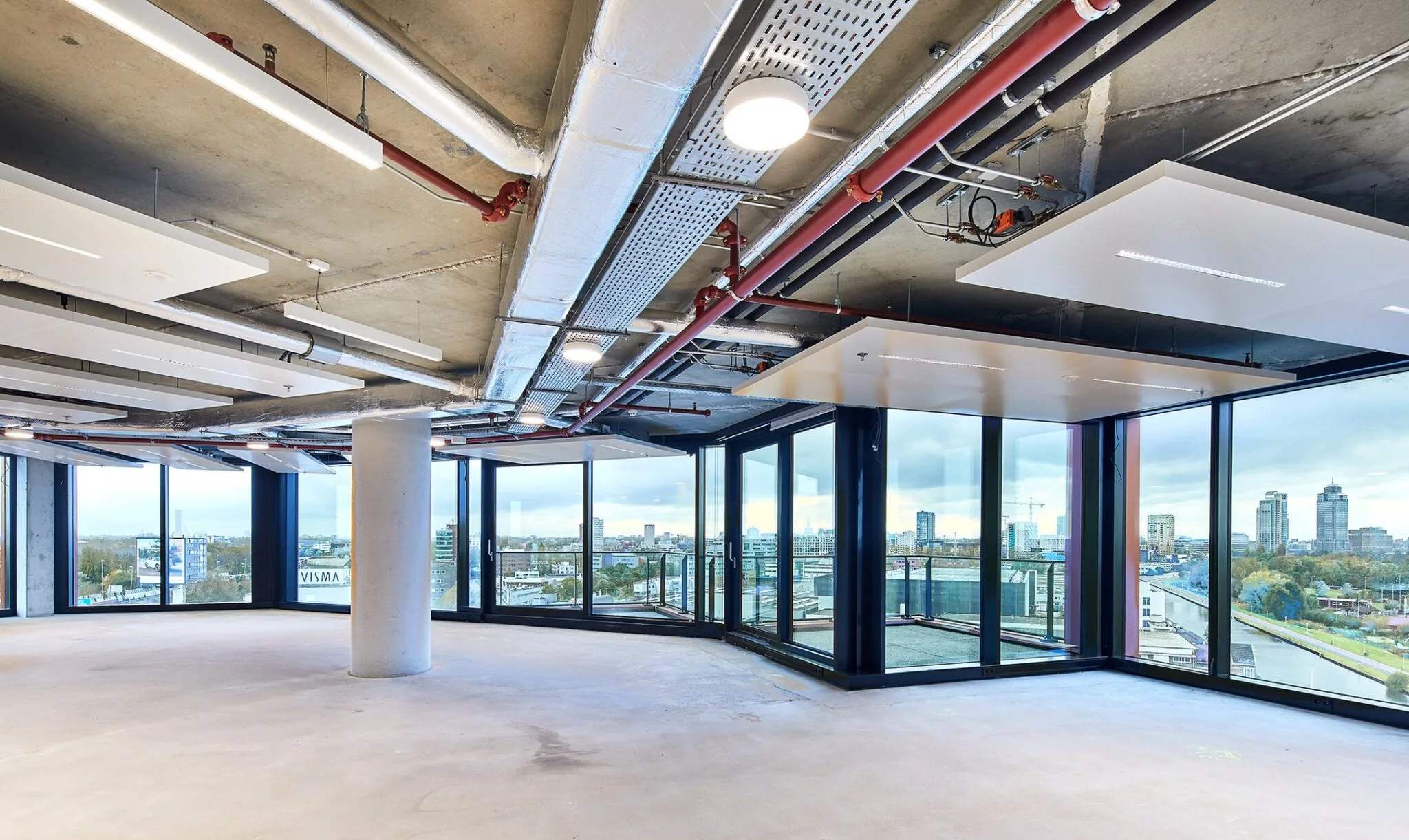 Lichte en moderne kantooruimte met industrieel plafond en panoramisch uitzicht aan de HJE Wenckebachweg 230 in Amsterdam.