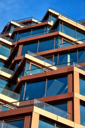 Modern kantoorgebouw met glazen gevel en schuine terrassen aan de H.J.E. Wenckebachweg 230 in Amsterdam.