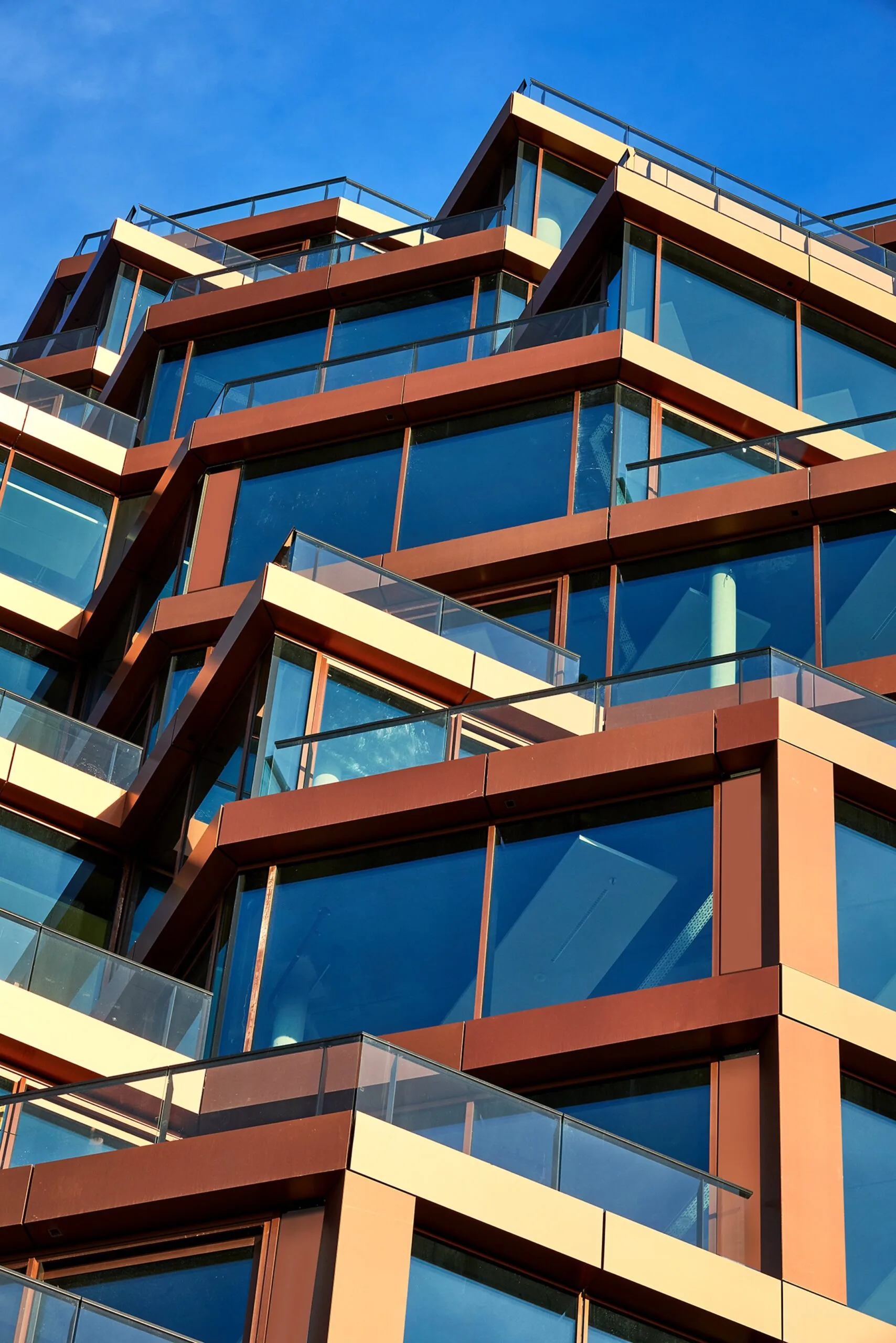 Modern kantoorgebouw met glazen gevel en schuine terrassen aan de H.J.E. Wenckebachweg 230 in Amsterdam.