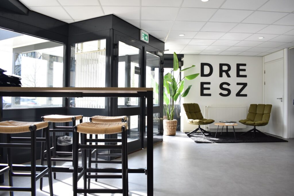 Moderne entree met zitgedeelte in het kantoorpand aan de Keulenstraat 9 in Deventer.
