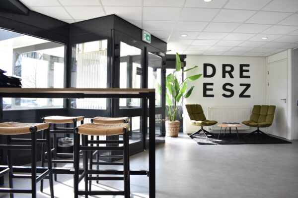 Moderne entree met zitgedeelte in het kantoorpand aan de Keulenstraat 9 in Deventer.