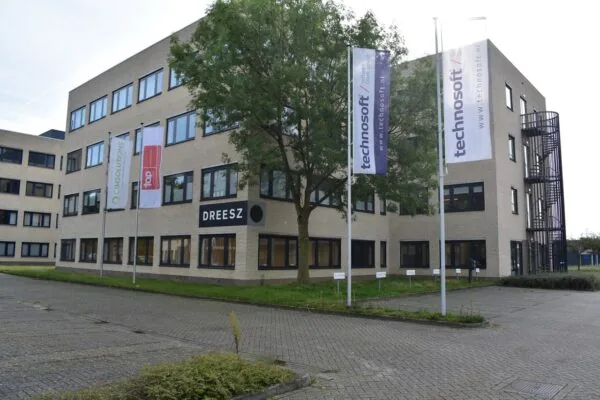 Kantoorpand aan de Keulenstraat 9 in Deventer met gevelreclame van bedrijven zoals Dreesz, Technosoft en CMSolutions.