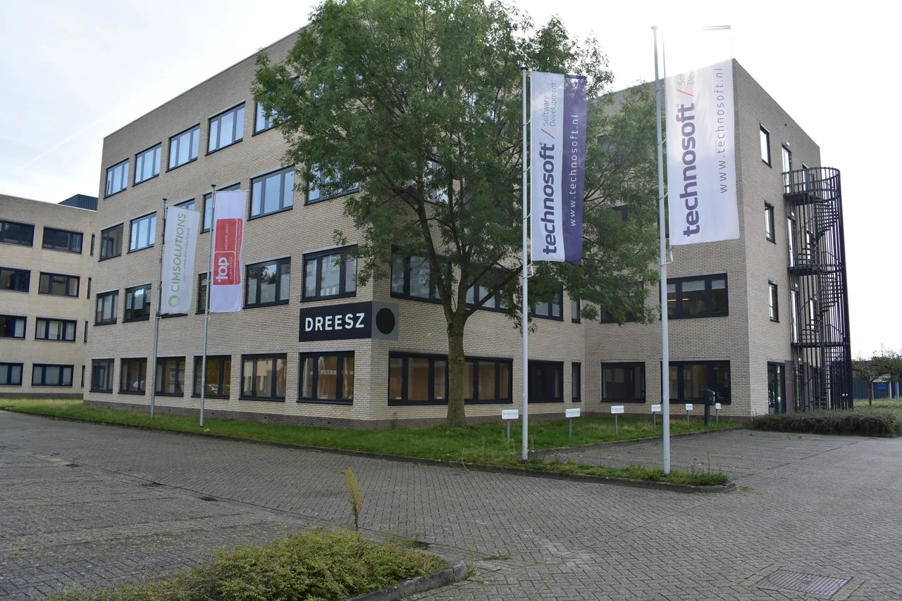 Kantoorpand aan de Keulenstraat 9 in Deventer met gevelreclame van bedrijven zoals Dreesz, Technosoft en CMSolutions.