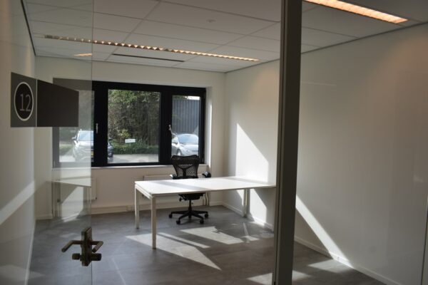 Moderne, lichte kantoorkamer met bureau en bureaustoel aan de Keulenstraat 9 in Deventer.