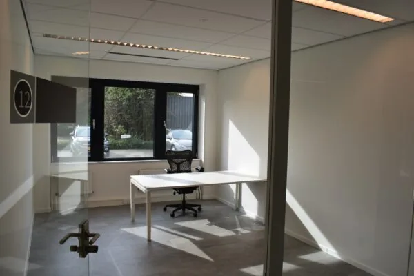 Moderne, lichte kantoorkamer met bureau en bureaustoel aan de Keulenstraat 9 in Deventer.