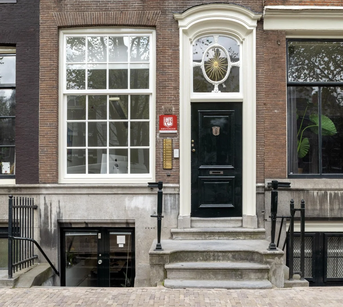Voorgevel van het historische pand Keizersgracht 106 in Amsterdam met donkergrijze voordeur en trapentree.