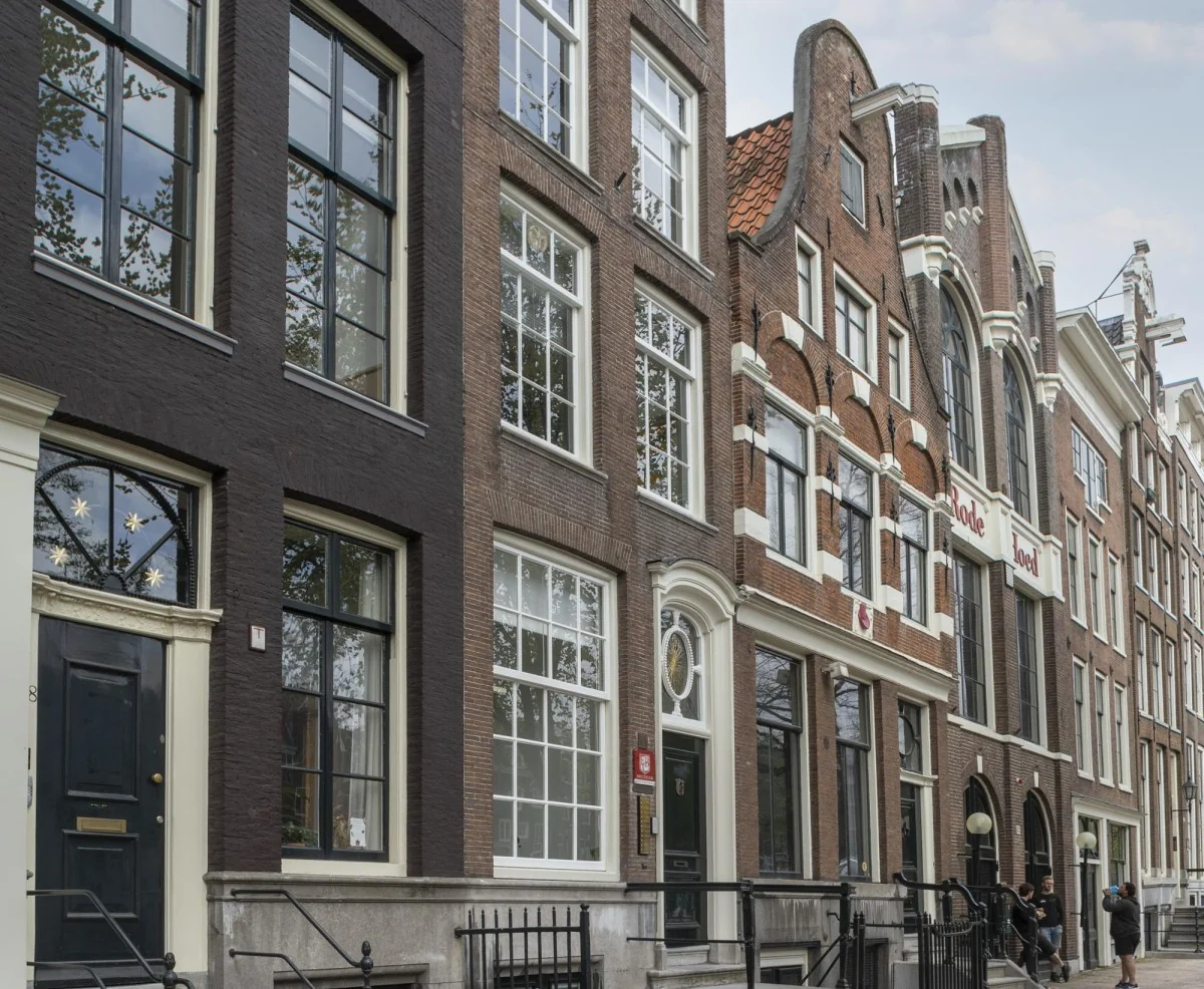 Voorgevel van Keizersgracht 106 in Amsterdam met karakteristieke grachtenpanden en grote ramen.