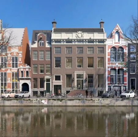 Voorgevel van het grachtenpand Keizersgracht 125 in Amsterdam, gezien vanaf de overkant van de gracht.