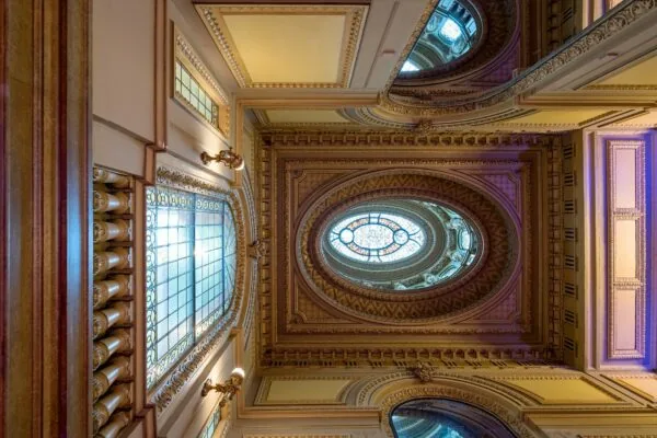 Plafond met rijk gedecoreerde lijsten en glas-in-loodramen in het historische pand aan de Keizersgracht 452.