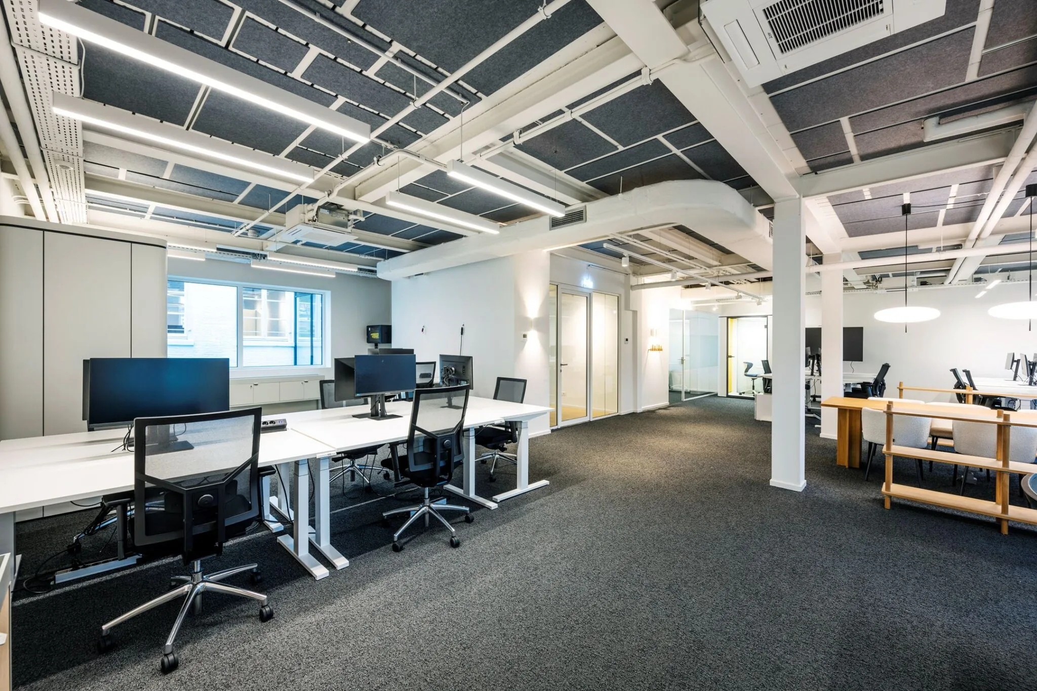 Modern kantoorinterieur aan de Keizersgracht 572 met werkplekken, vergaderruimtes en strakke afwerking.