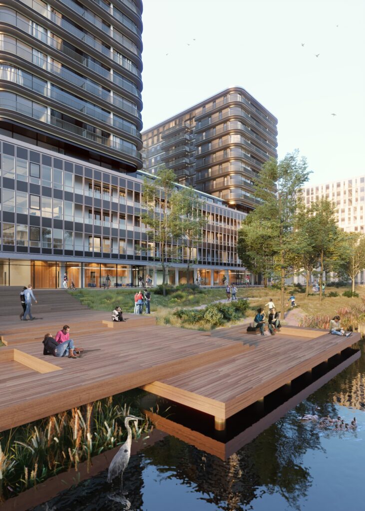 Moderne woontorens aan het Koningin Wilhelminaplein met een houten vlonder aan het water waar mensen ontspannen en een reiger in het water staat.