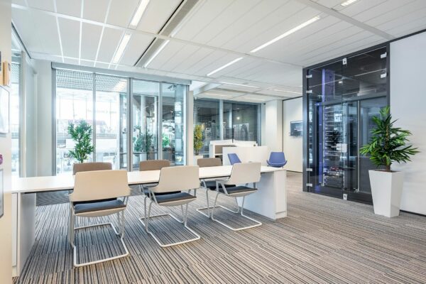Moderne vergaderruimte met glazen wanden, strakke kantoormeubels en serverkast op Koningin Juliana Plein 10.