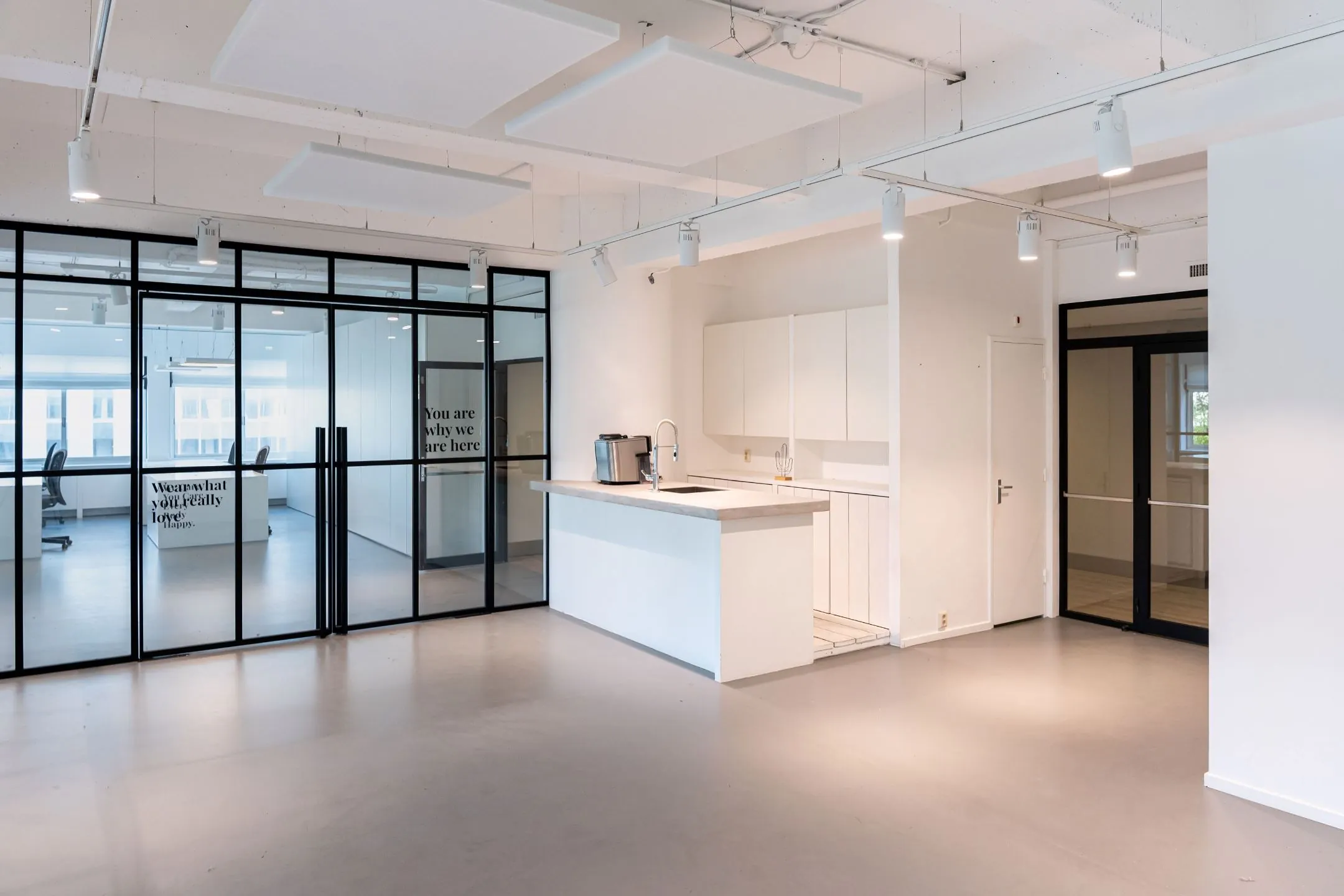 Moderne kantoorruimte aan het Koningin Wilhelminaplein met een open keuken en glazen vergaderruimtes.