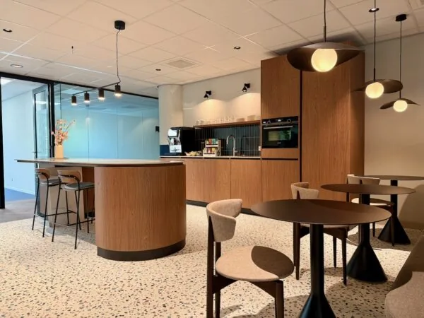 Moderne loungehoek in Kronenburg Offices met zithoeken, keukeneiland en houtaccenten.