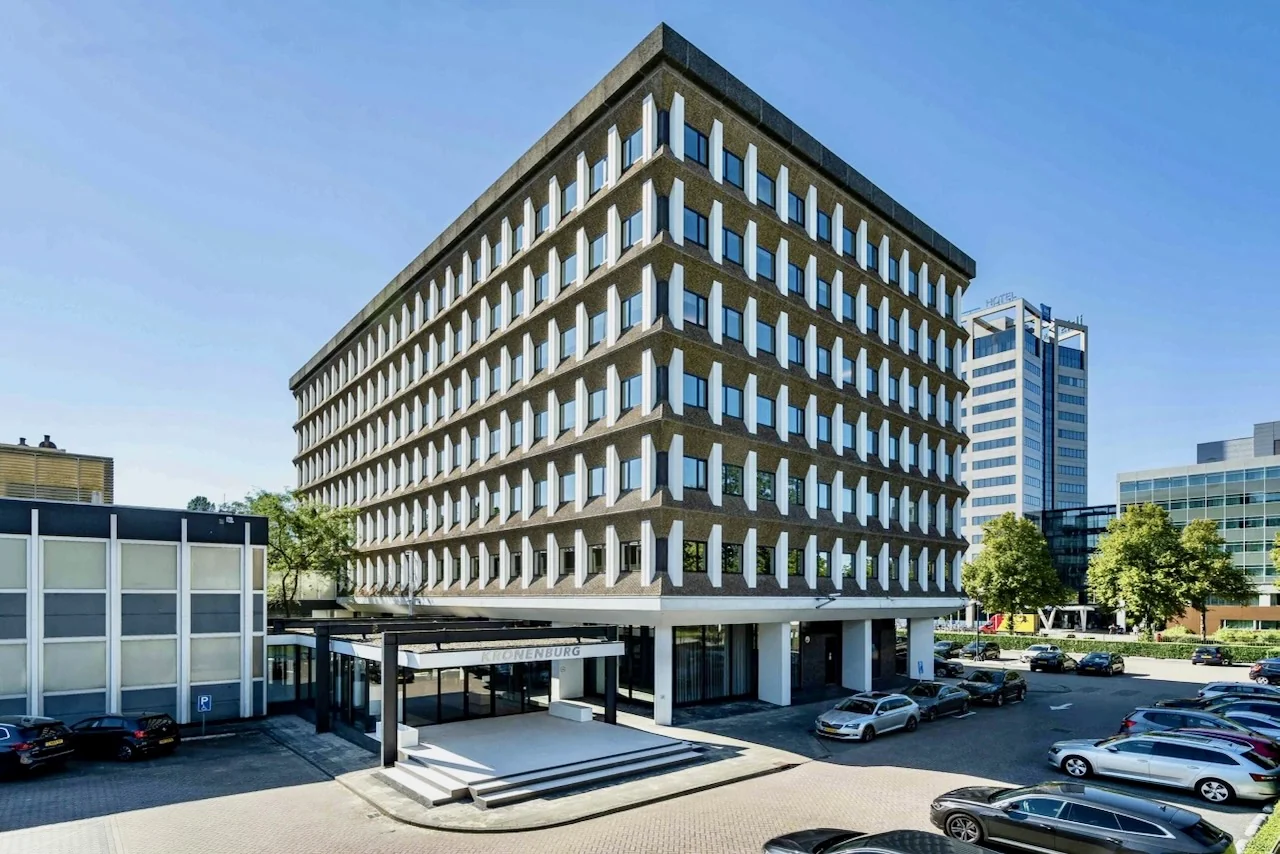 Entree van het Kronenburg Offices kantoorgebouw in Amstelveen met parkeerplaatsen op de voorgrond.