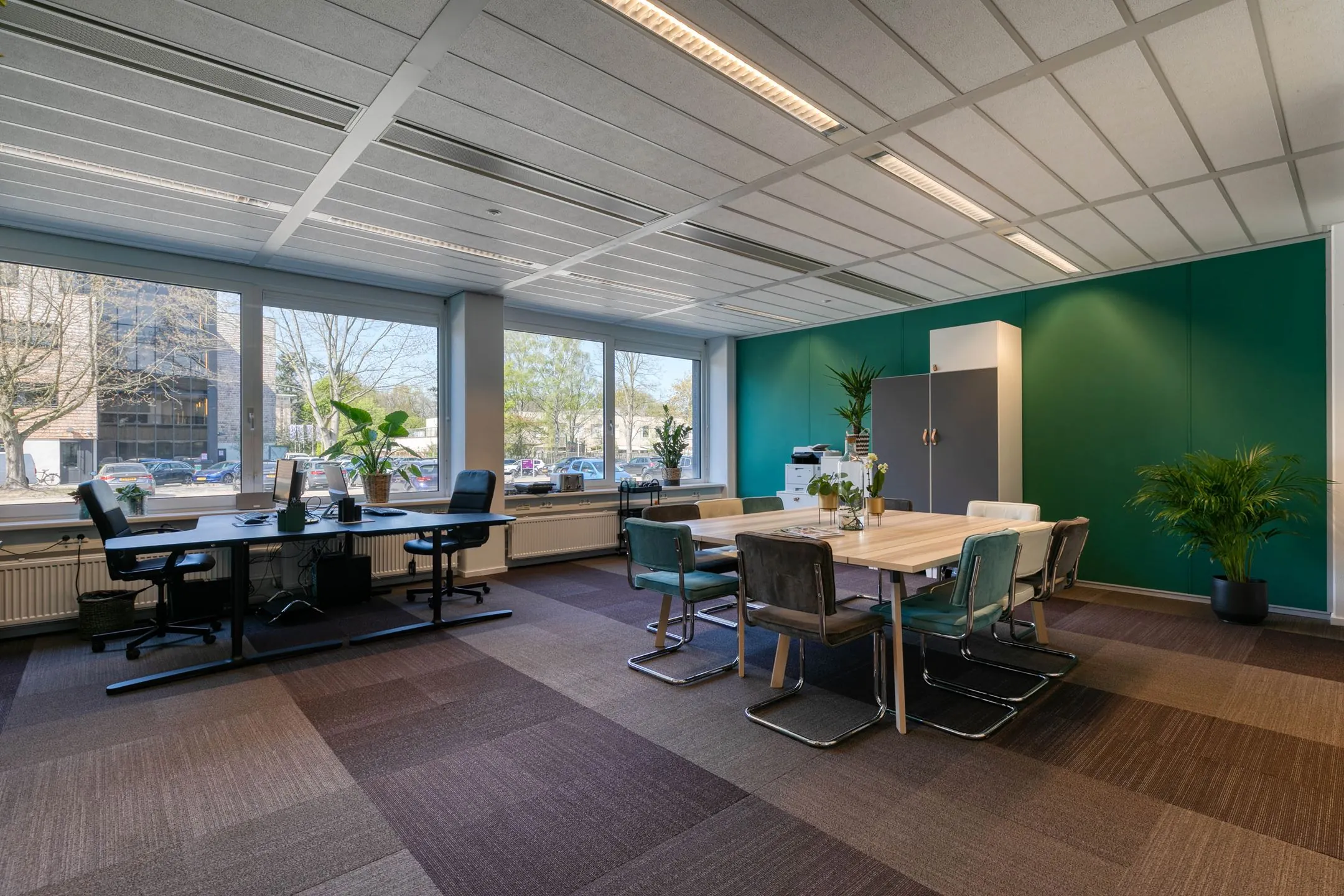Modern ingerichte kantoorruimte aan de Laapvelderweg 15 met werkplekken, vergadertafel en veel daglicht.