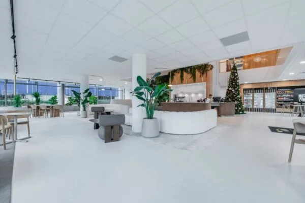 Moderne en ruimtelijke lobby met zithoeken, een koffiebalie en een kerstboom op Laarderhoogtweg 7.