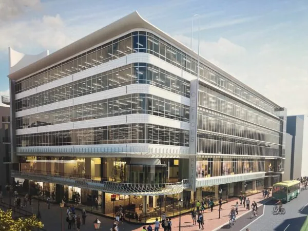 Modern kantoorgebouw met glazen gevel aan de Lange Viestraat, met winkels op de begane grond en drukke voetgangerszone.