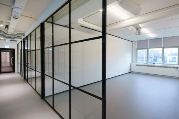 Moderne kantoorruimte aan de Langekleiweg met glazen wanden en grote ramen.
