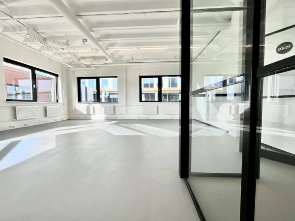 Lichte, moderne kantoorruimte aan de Langekleiweg met grote ramen en glazen scheidingswanden.