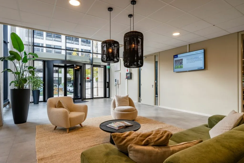 Moderne, open ontvangstruimte van het gebouw Marathon 2 met comfortabele zithoek en grote raampartijen.