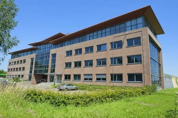 Kantoorpand aan de Marshalllaan 2 met een moderne bakstenen gevel en grote ramen.