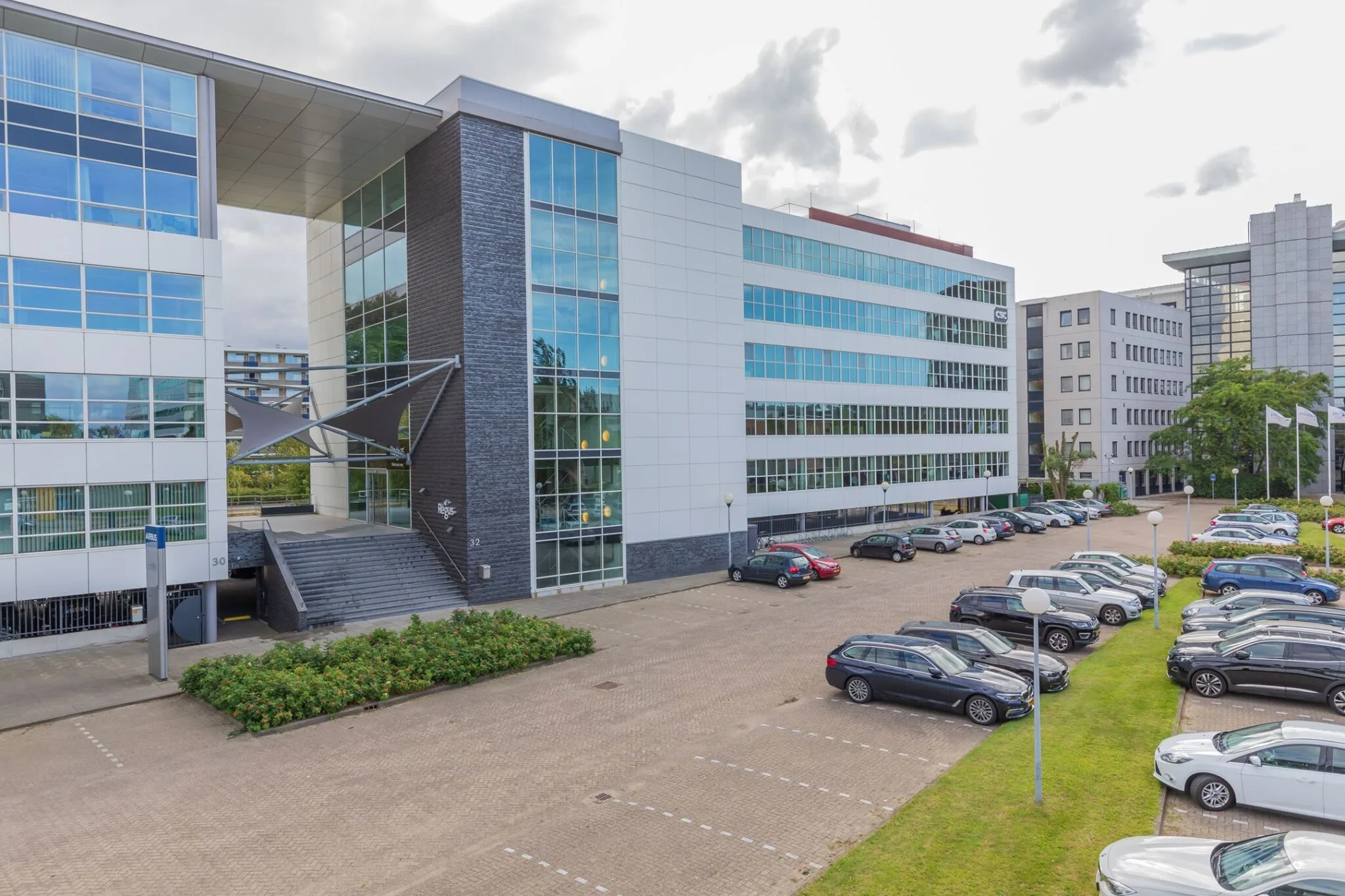 Modern kantoorgebouw aan de Mendelweg 32 met ruime parkeergelegenheid aan de voorzijde.