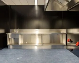 Roestvrijstalen werkblad met spoelbak in een industriële keukenruimte van MyWorkshop Utrecht.