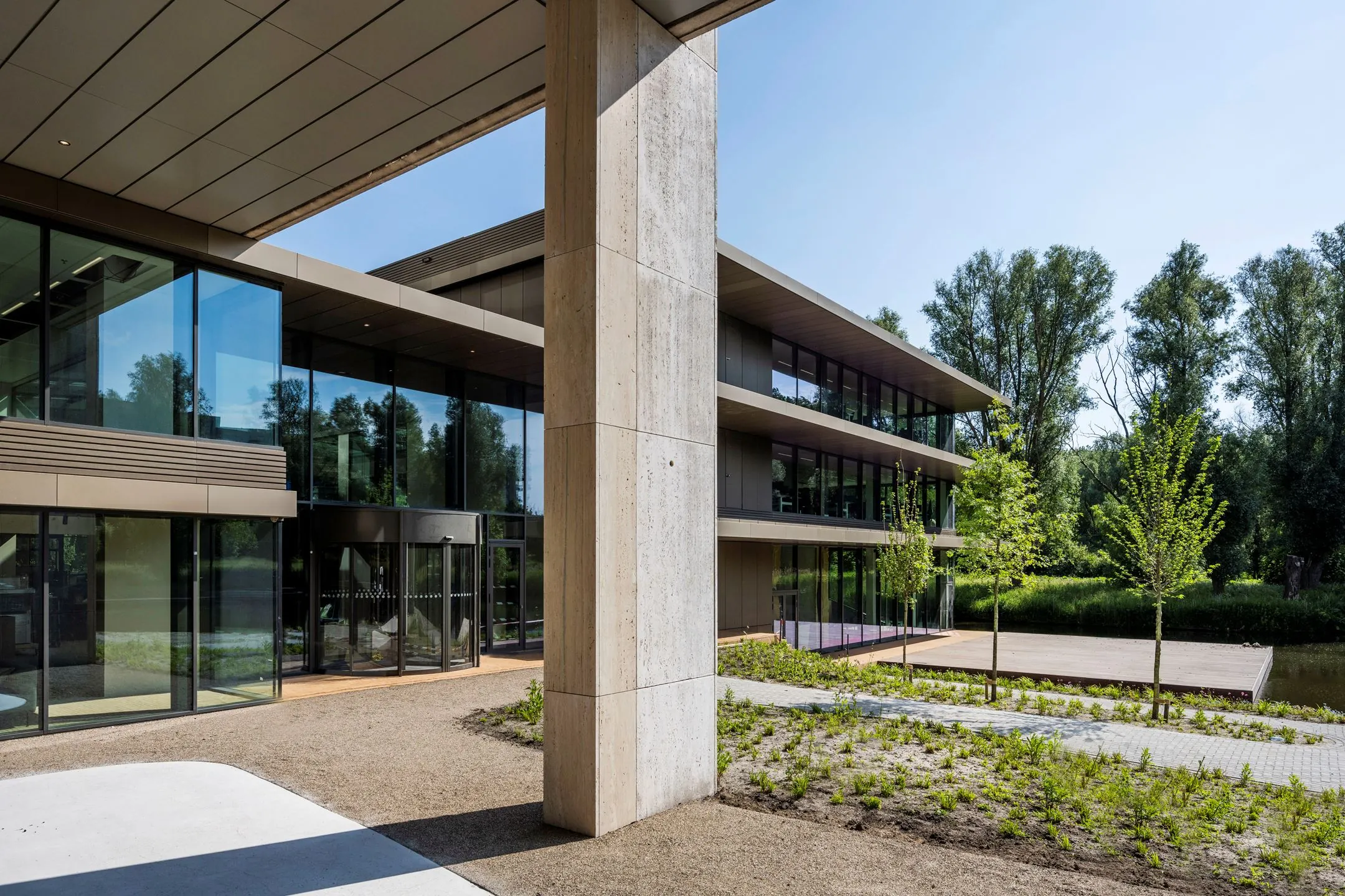 Modern kantoorpand aan de Nachtwachtlaan 20 met glazen gevel en groene omgeving.
