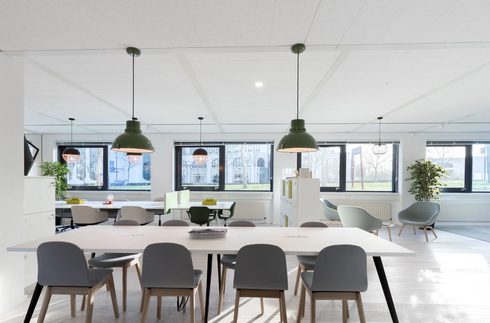 Moderne en lichte kantoorruimte aan de Nevelgaarde 8 met meerdere werkplekken, vergadertafel en zithoek.