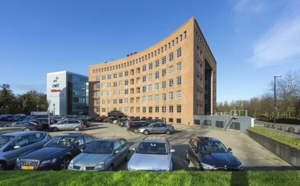 Kantoorgebouw Newtonlaan 115 in Utrecht met parkeergelegenheid op de voorgrond.