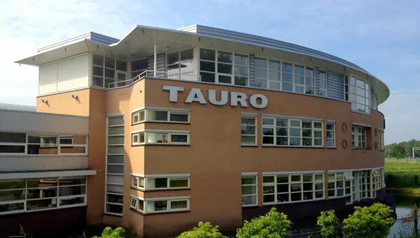 Modern kantoorgebouw van Tauro aan de Oude Vaartweg 2 met een opvallende ronde gevel en grote ramen.