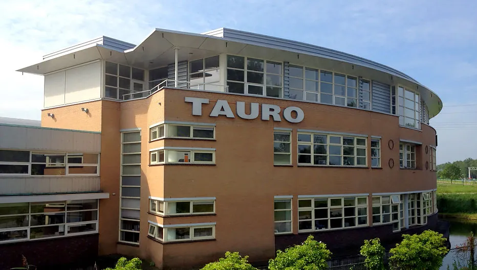Modern kantoorgebouw van Tauro aan de Oude Vaartweg 2 met een opvallende ronde gevel en grote ramen.